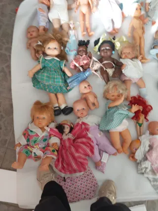 Lott di bambole antiche e moderne