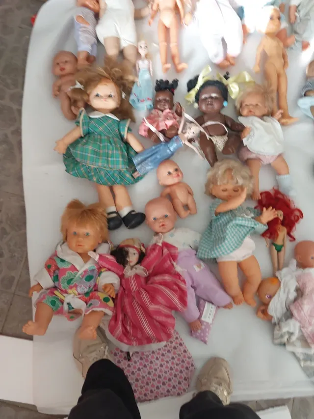 Lote de muñecas antiguas y actuales