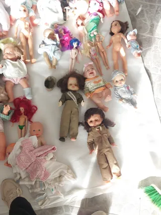 Lott di bambole antiche e moderne