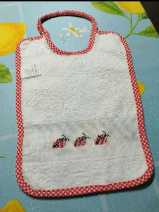 Bavetta neonata ricamata a mano con coccinelle