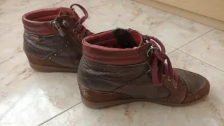 Botines cuña marrones y rojos