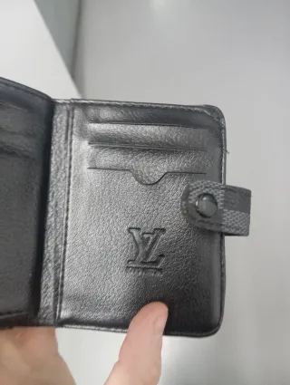 Billetera tipo  Louis Vuitton Negra