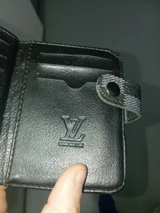 Billetera tipo  Louis Vuitton Negra