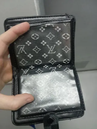 Billetera tipo  Louis Vuitton Negra
