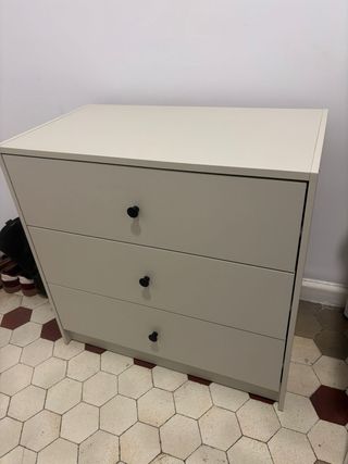 Cómoda pequeña beige