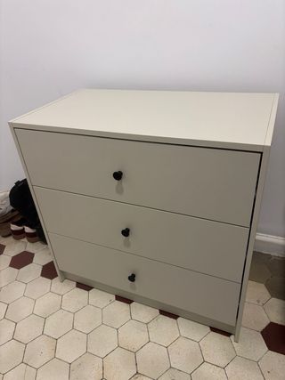 Cómoda pequeña beige