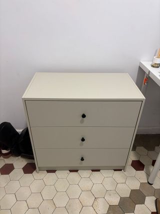 Cómoda pequeña beige