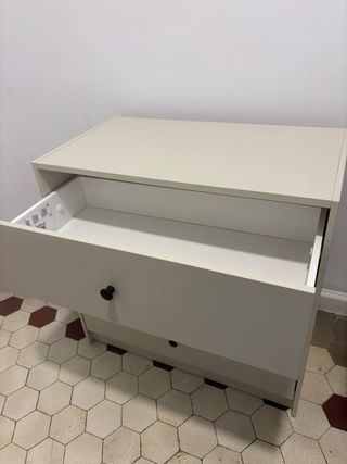 Cómoda pequeña beige