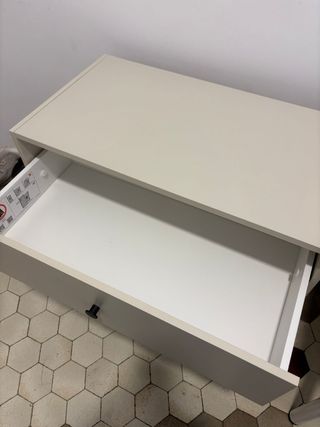 Cómoda pequeña beige