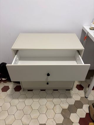 Cómoda pequeña beige