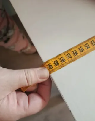 Mesa de comedor blanca y madera