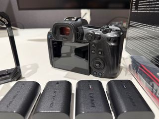 Canon EOS R5 + 4 Baterías + Cage Smallrig