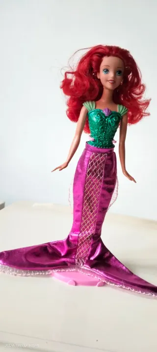 Muñeca Ariel La Sirenita con soporte