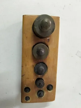 Báscula antigua con pesas