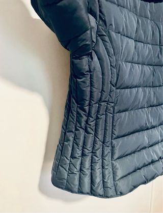 Plumas azul marino con capucha