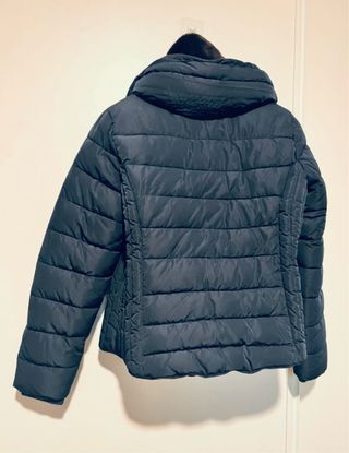 Plumas azul marino con capucha