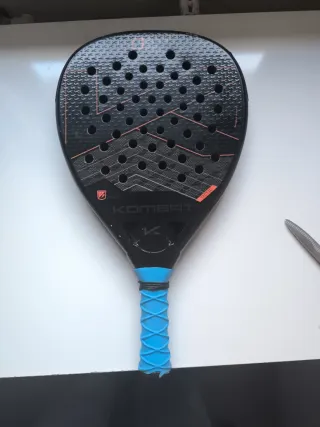 Pala de pádel Kombat black3