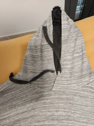 P.Sudadera con capucha gris y negra