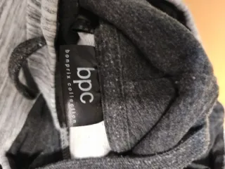 P.Sudadera con capucha gris y negra