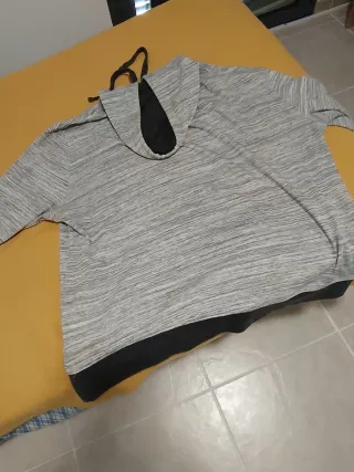 P.Sudadera con capucha gris y negra