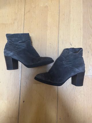 Botines grises con tachuelas