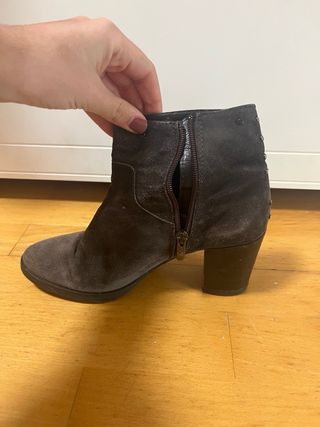 Botines grises con tachuelas