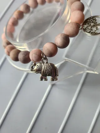 Pulsera de piedras rosas y árbol de la vida