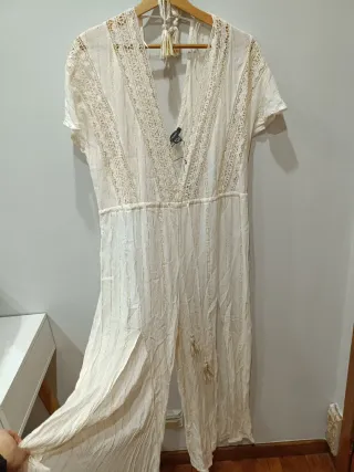 Mono blanco con detalles dorados