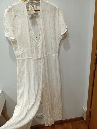 Mono blanco con detalles dorados