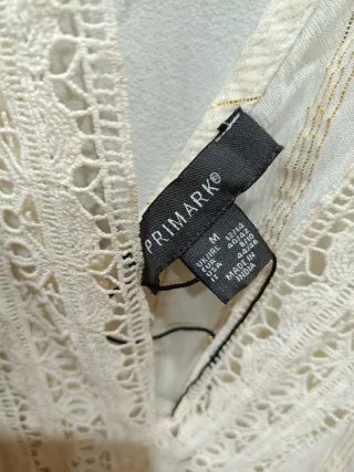 Mono blanco con detalles dorados