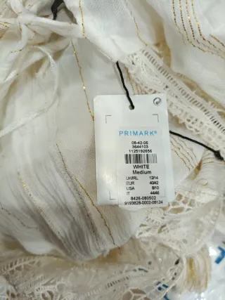 Mono blanco con detalles dorados