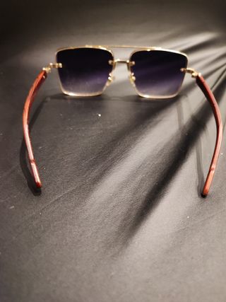 Gafas de sol doradas y moradas