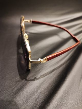 Gafas de sol doradas y moradas