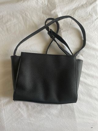 Bolso negro con textura