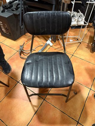 Silla negra de cuero y metal