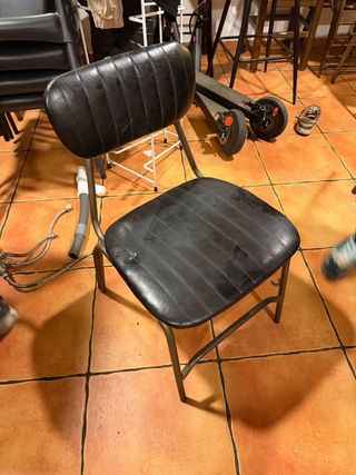 Silla negra de cuero y metal