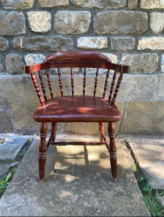 Silla de madera y cuero marrón