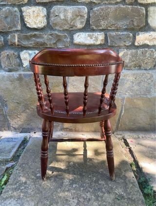 Silla de madera y cuero marrón