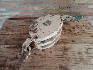 Antigua polea de barco de madera