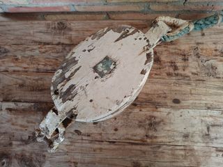 Antigua polea de barco de madera