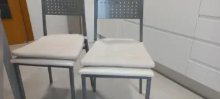 4 Sillas Tapizadas en piel blanca.