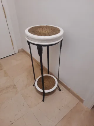 Mesa auxiliar metal y mimbre