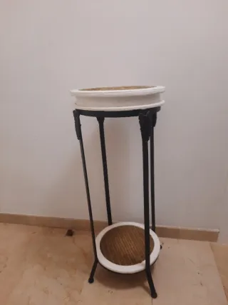 Mesa auxiliar metal y mimbre