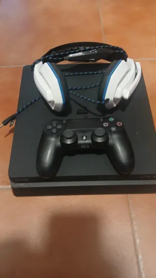 Consola PS4 + 4 Juegos + Auriculares