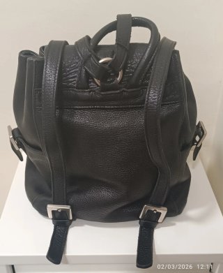 Mochila de piel negra