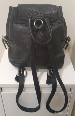 Mochila de piel negra