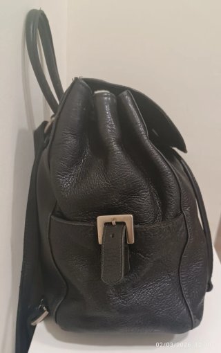 Mochila de piel negra