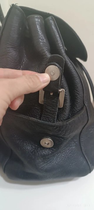 Mochila de piel negra