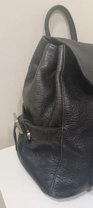 Mochila de piel negra