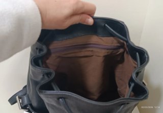 Mochila de piel negra